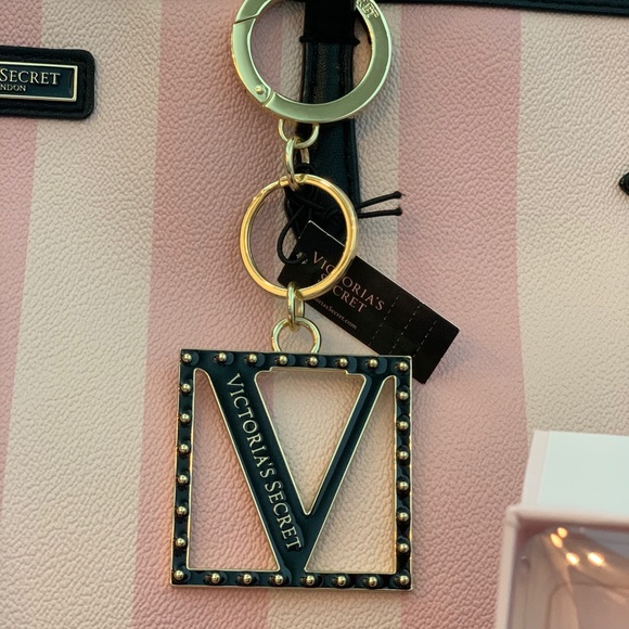 SOLD ❌❌VS Signature Pink Striped Tote Gift Set - Picture 7 of 13